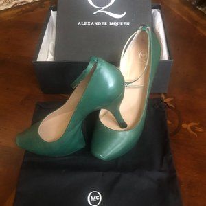 McQ Alexander McQueen platform pumps in Emerald Green